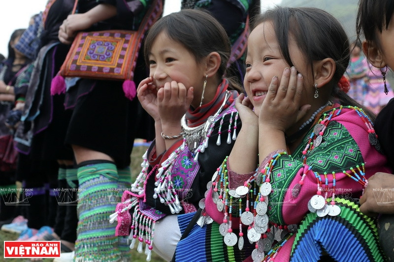 赫蒙族孩子们对高曹节非常感兴趣。图自越南画报
