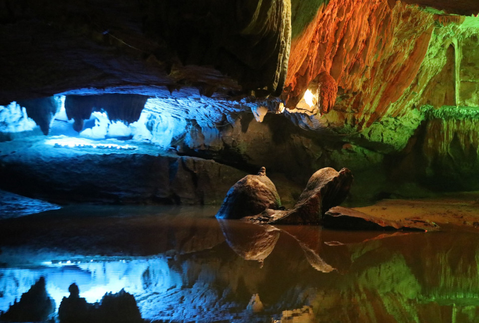 洞内的钟乳石在灯光的照耀下五颜六色的,显得更加耀眼。图自越通社