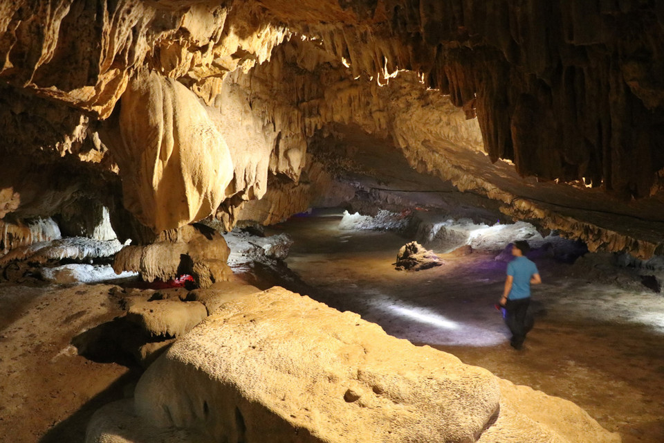 洞内景色如画，令人神往。图自越通社