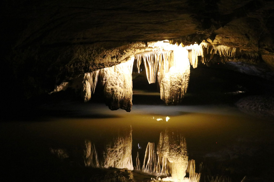 美轮美奂的钟乳石，在灯光的映照下,显出各自不同的风格。图自越通社