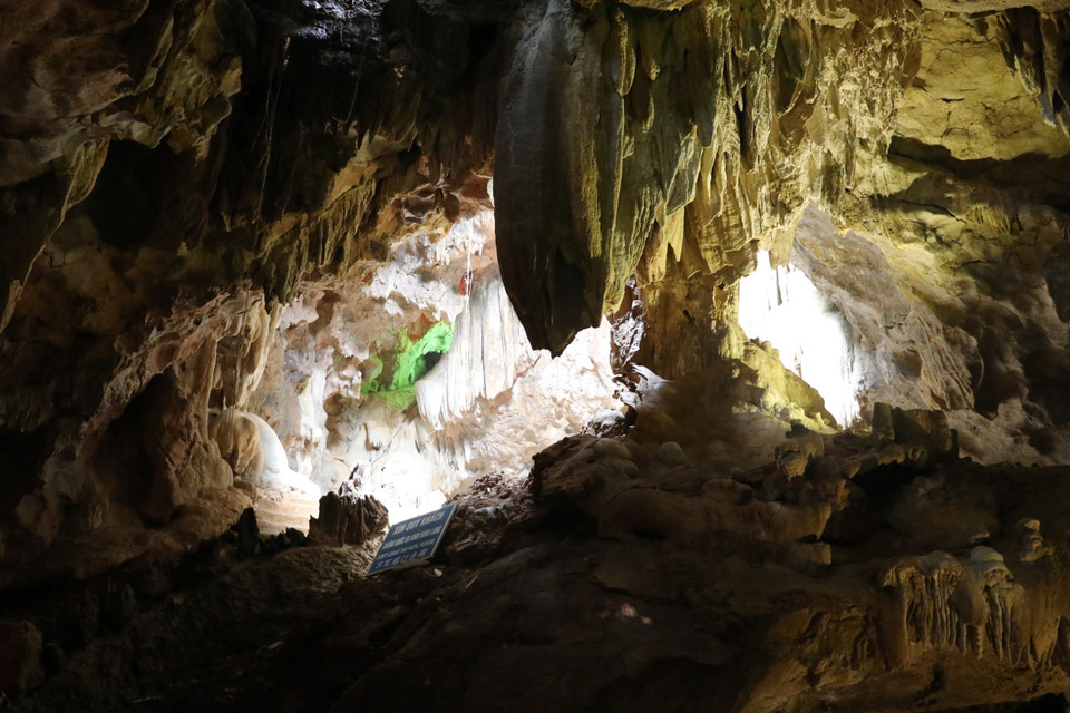 洞内景色如画，令人神往。图自越通社