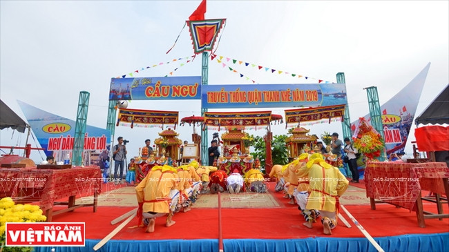 年初举行求鱼节的目的是祈求新一年渔民出海顺利， 满载而归。图自越南画报