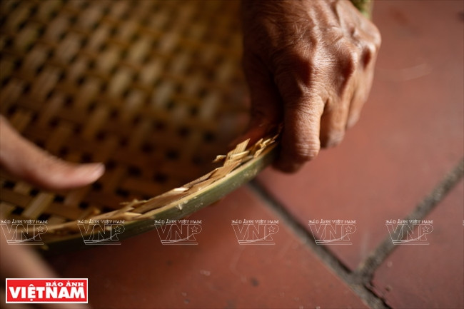 利用边条封筐步骤。图自越南画报