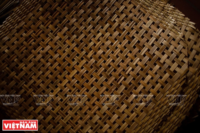 编织均匀的筐底。图自越南画报