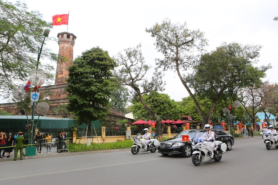 朝鲜最高领导人金正恩车队经过河内市旗台前往主席府。越通社记者 芳花 摄