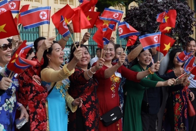 河内市民热烈欢迎朝鲜最高领导人金正恩对越进行正式友好访问。越通社记者 芳花 摄