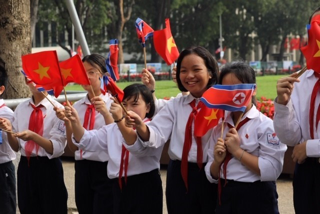 河内市儿童手挥着两国国旗热烈欢迎朝鲜最高领导人金正恩对越进行正式友好访问。越通社记者 芳花 摄