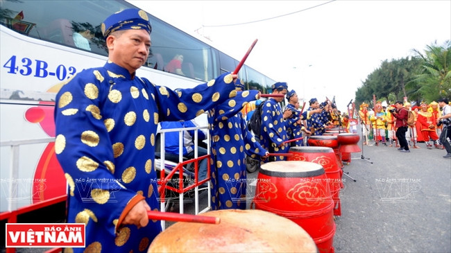 击鼓宣布求鱼节开始。图自越南画报