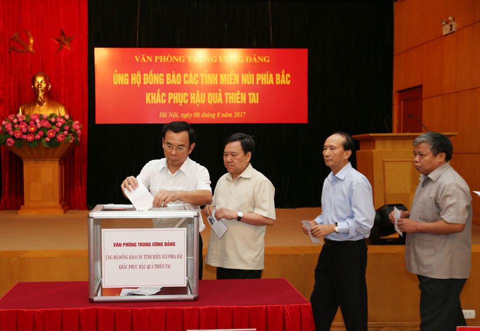 越共中央办公厅主任阮文年参加捐款。