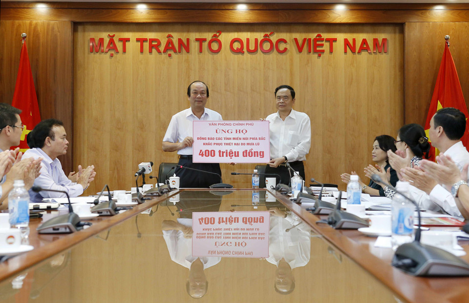 政府办公厅主任梅进勇部长向越南祖国阵线中央委员会主席陈青敏移交4亿越盾的善款。