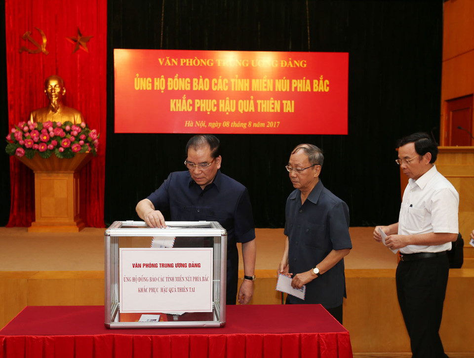 原越共中央总书记农德孟为西北地区各省灾民捐款。