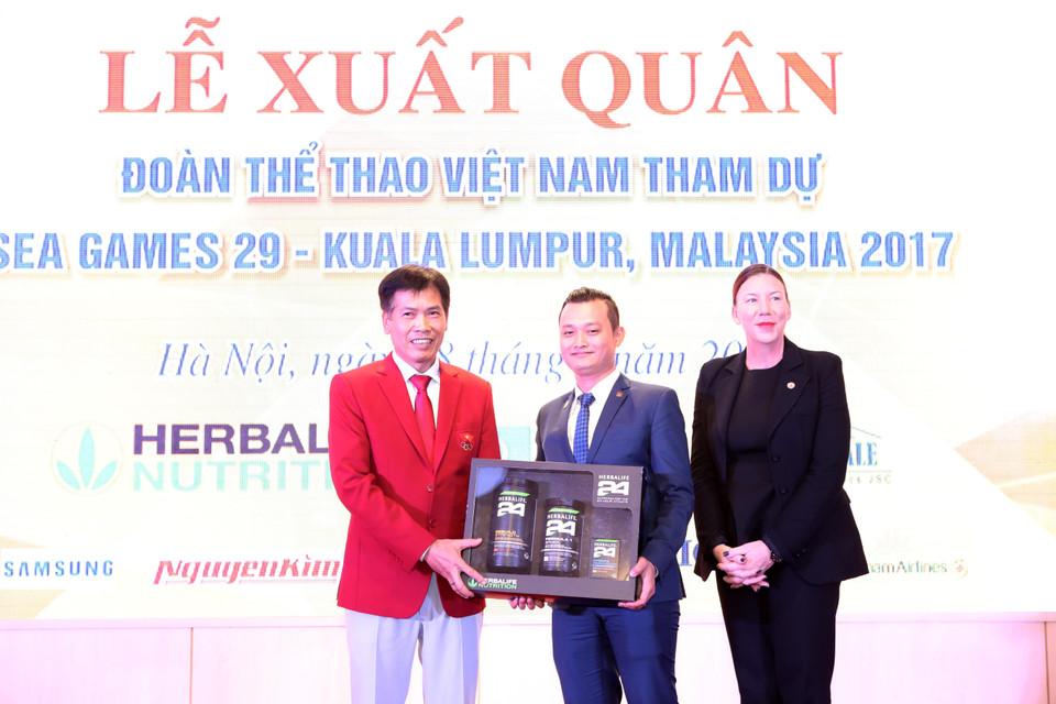 第29届东南亚运动会越南体育代表团团长陈德奋接受资助上赠送的礼物。