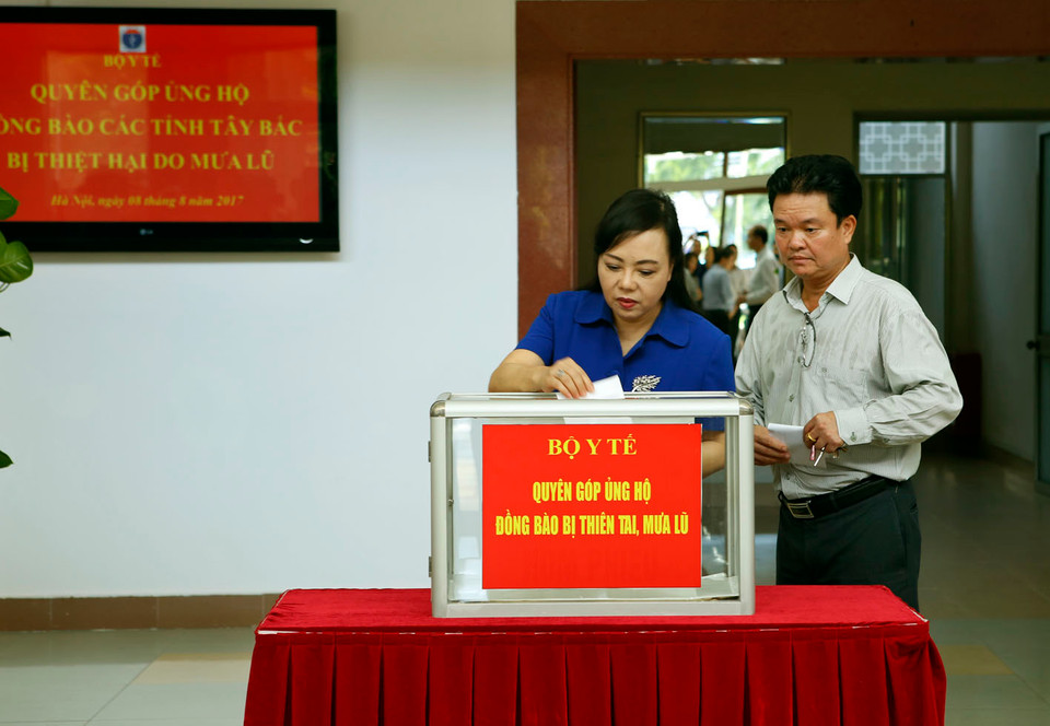 卫生部部长阮氏金进参加捐款。