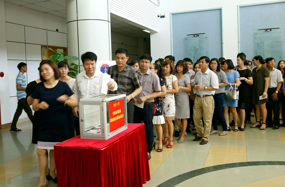 卫生部干部和工作人员参加捐款。