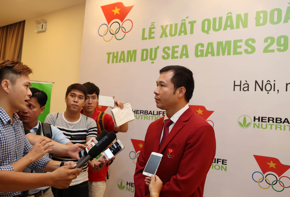 越南射击运动员黄春荣接受媒体记者采访。