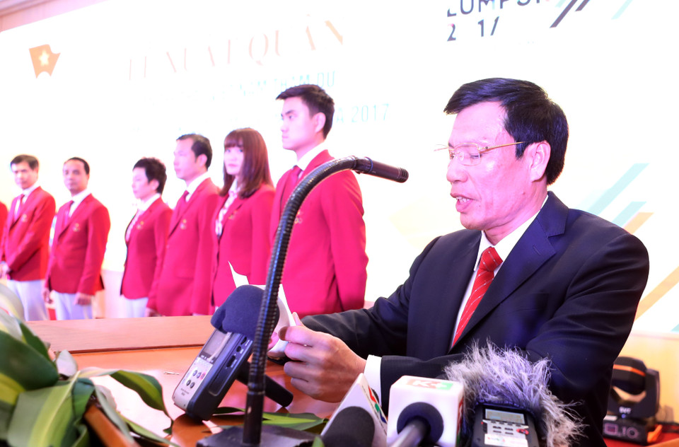 文化体育与旅游部长阮玉善发表讲话。