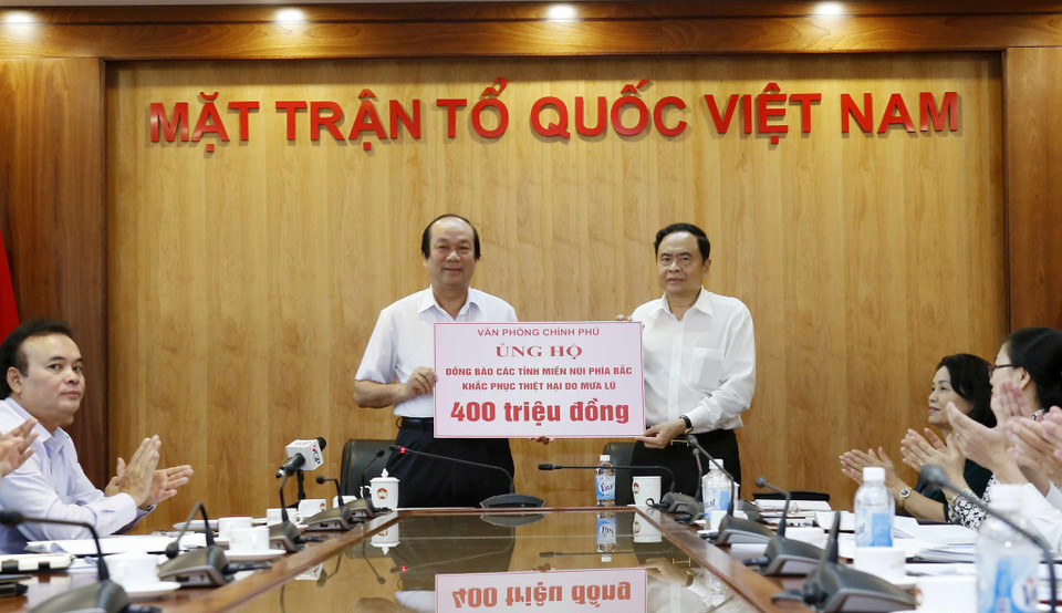 政府办公厅主任梅进勇部长向越南祖国阵线中央委员会主席陈青敏移交4亿越盾的善款。