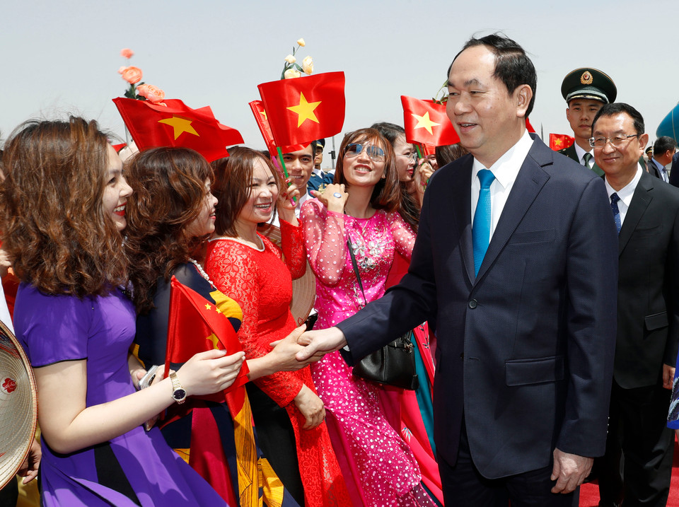 越南国家主席陈大光偕夫人抵达中国首都北京机场。（图片来源：越通社）