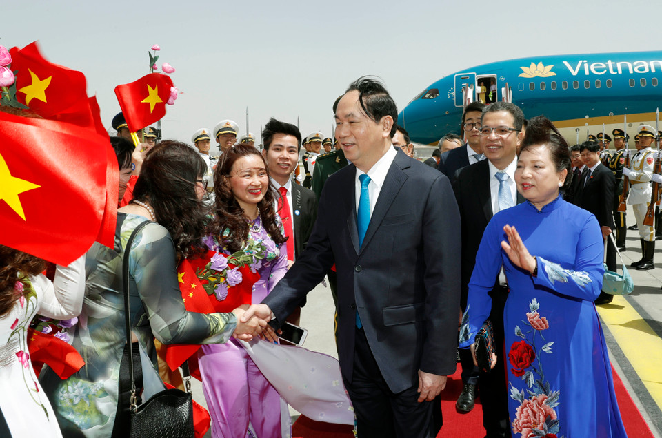 越南国家主席陈大光偕夫人抵达中国首都北京机场。（图片来源：越通社）