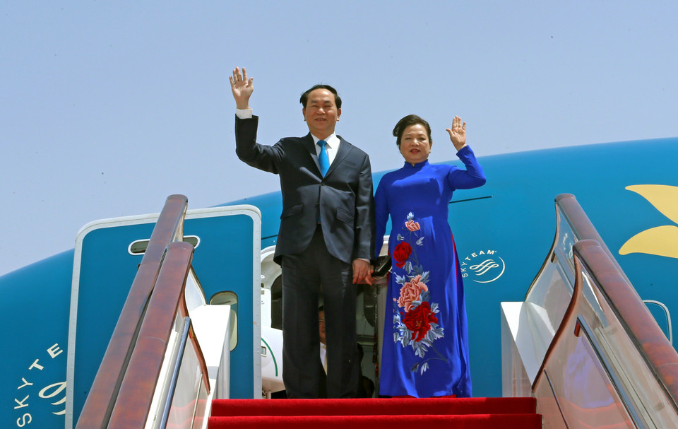 越南国家主席陈大光偕夫人抵达中国首都北京机场。（图片来源：越通社）