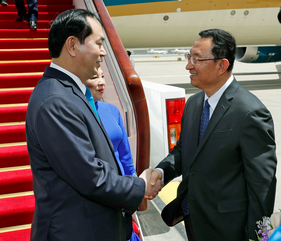 中国文化部部长雒树刚（右）迎接越南国家主席陈大光（左）。（图片来源：越通社）