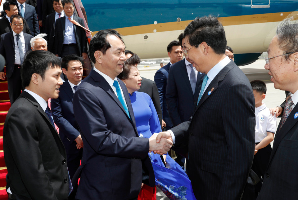 中国代表（右）迎接越南国家主席陈大光（左）。（图片来源：越通社）