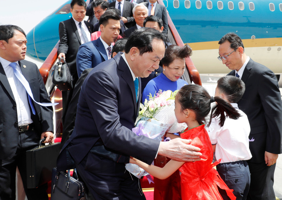 越南国家主席陈大光偕夫人抵达中国首都北京机场。（图片来源：越通社）