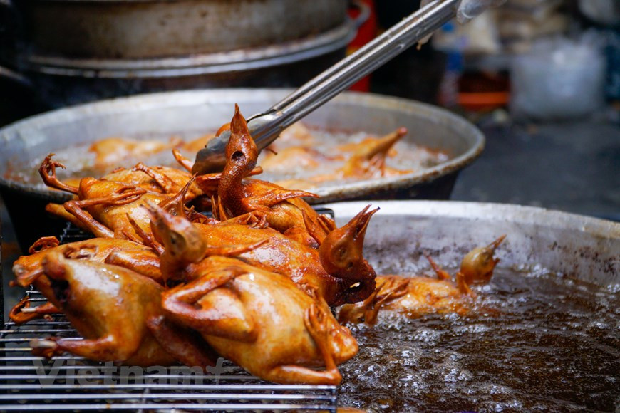 另外，有些家庭，不仅购买水煮叼玫瑰鸡、糯米饭，烤鸽子也是今天很多人选择购买用于祭拜的一道菜。从心灵思维角度看，元宵节的祭席丰盛，全年带来的福禄更多，同时在一定程度上也能彰显人们对祖先的诚心。所以，除了祭席必备的传统菜肴外，很多家庭的祭席还会加上一两道新鲜菜肴。（图自Vietnam+）