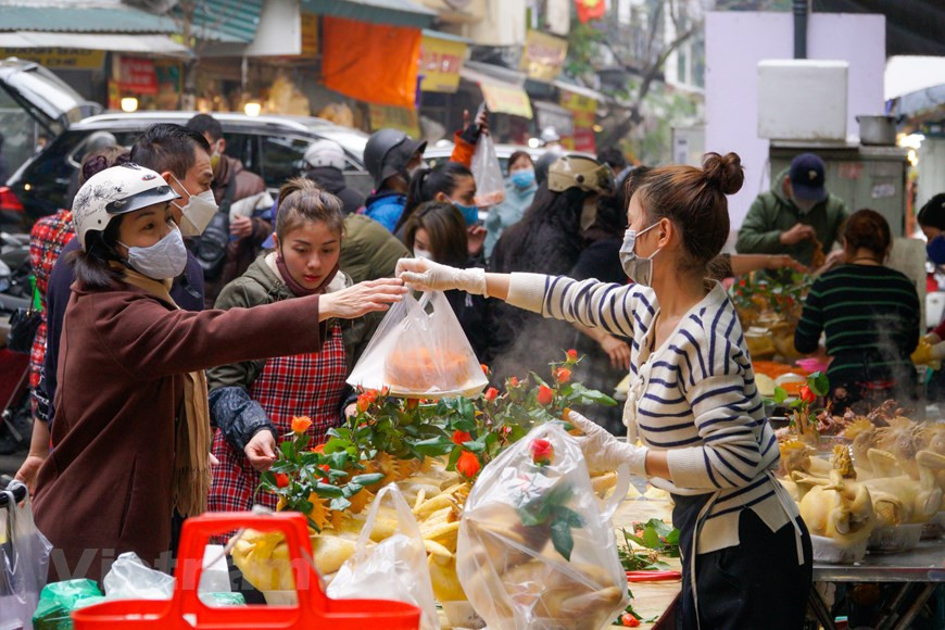 农历新年过后，农历正月十五元宵节是越南人民的重要节日。今年，尽管新冠肺炎疫情（COVID-19）爆发蔓延对各领域造成了极大影响，经营商也不列外。但这个“富裕市场”从未停止过“火爆”。元宵节那天清晨，这里就已经挤满了前来购买糯米饭、糯米糖粥、鸡肉和猪肉团等祭品的人。（图自Vietnam+）