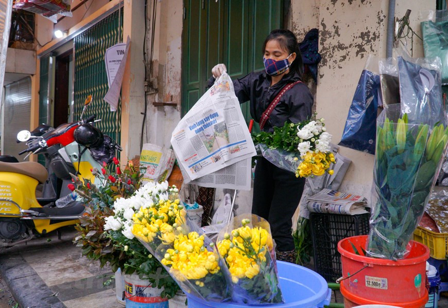 市场调查结果也显示，用于祭拜的鲜花较前几天没有大幅增加。 比如，一捆10支菊花的价格是 10万越南盾，平时也是8-9万越南盾。按照越南人传统的祭拜习惯，每次祭拜除了酒席外，必须配上水果一盘和鲜花，人们常用的是菊花、玫瑰花和晚香玉花等。（图自Vietnam+）
