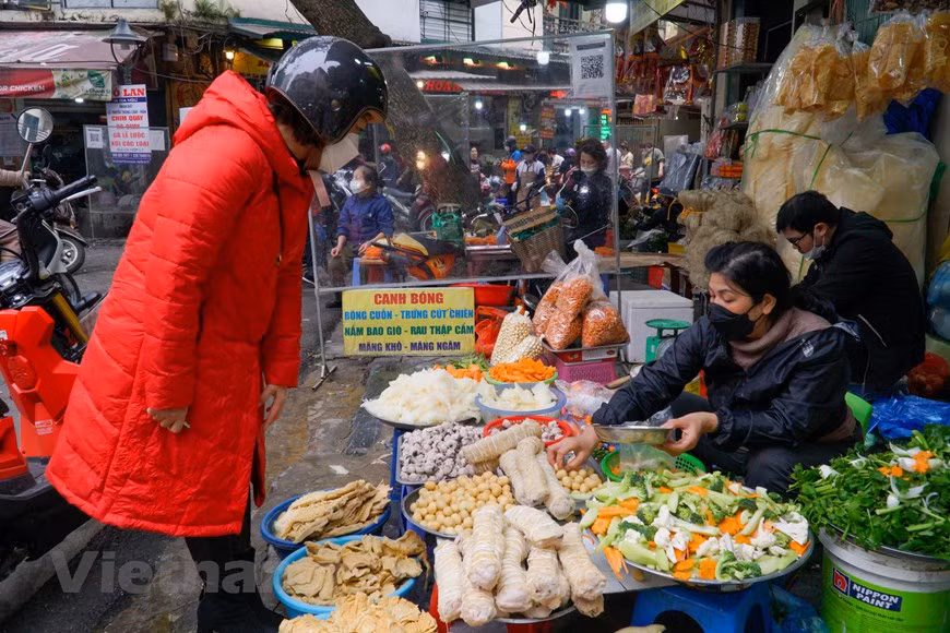 肉团汤也是祭席中必备的一道菜。现成肉团汤里面有肉团、蘑菇、猪皮泡、花菜、胡萝卜等，顾客购买后带回家只需放入锅中煮热，很方便。肉团汤汤汁有蔬菜的清甜与骨汤的香甜相结合的味道，也有柔软肥腻的味道，还有令人陶醉的蘑菇香气，因此很受欢迎。以前，肉团汤是有钱人的一道菜，如今肉团汤已“飞入寻常百姓家”成为一种常见的菜肴。（图自Vietnam+）