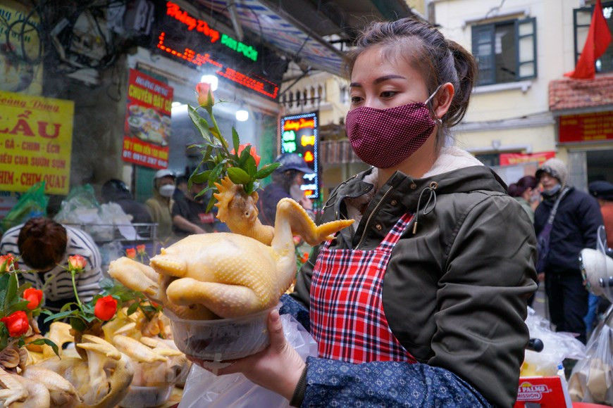 筏行市场的一位店主黄蓉女士说：“今天，我家店铺准备了500份糯米饭加水煮叼玫瑰鸡和数十盘现成祭席。这些天，忙得要命，甚至连呼吸都没有时间。我家店从清晨就动员了10多人一起工作，一直忙到现在”。他还表示，多年来，每逢元宵节都是这样，尤其是最近几年，人们生活水平日益提高，现成祭品的需求随之上升，今年元宵节也不列外，都是供不应求。（图自Vietnam+）