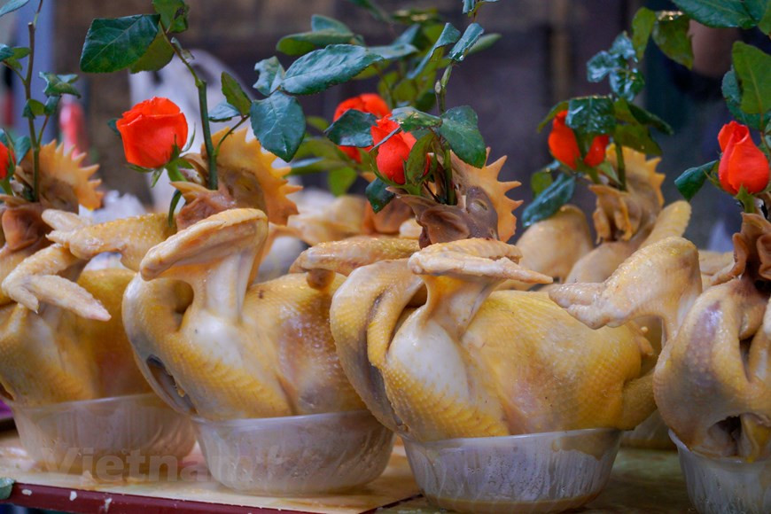 这里的叼玫瑰鸡都经过比较仔细的挑选。首先必须是公鸡，不能太大也不能过小，每只重量在1.5至2.0公斤左右。叼玫瑰鸡价格约为50-60万越南盾一只，甚至100万一只。尽管价格很高，但它是必备祭品，更何况这里的叼玫瑰鸡早就闻名天下，所以有的店主因顾客拥挤，还要求顾客排队购买。（图自Vietnam+）