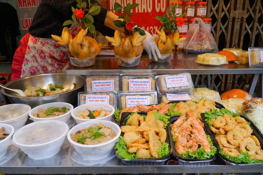 在“富人市场”那里，人们可以买到一整套现成的祭席，其大概包括：水煮叼玫瑰鸡、木鳖糯米饭、竹笋汤、辣椒酱牛肉、海鲜春卷、木瓜沙拉、炸春卷等等。因为，元宵节是越南民族传统节日，不过这一天未能放假，人们仍得上班，没时间准备祭席，但绝不可能放过，元宵节必须向祖宗祭拜，所以购买现成祭席是最佳选择。（图自Vietnam+）