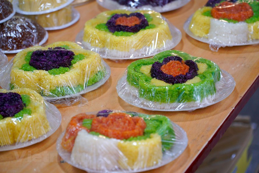 五色糯米饭也被很多人选择。据越南人的观念，五色糯米饭象征着木、火、土、金、水五行相生，分别对应蓝色为木、红色为火、紫色为土、黄色为金和白色为水。更何况，越南人的传统观念是全年祭拜不如元宵节祭拜，所以每个家庭的主妇都非常精心地准备元宵节祭席，其中五色糯米饭包含着五行，体现了富裕充足、生活美满。（图自Vietnam+）