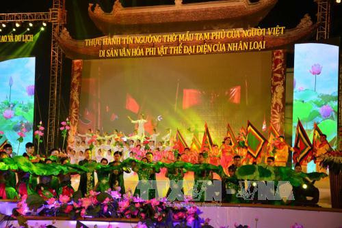 在授证仪式上举行的文艺表演节目。（图片来源：越通社）