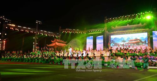 在授证仪式上举行的文艺表演节目。（图片来源：越通社）