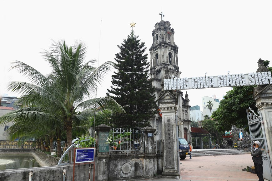 冯框教堂是河内市拥有悠久历史的教堂之一，该教堂正为2021年圣诞节做出积极的准备。距河内大教堂约10公里的冯框教堂虽然接待教民和游客不多，但该教堂仍盛装迎接圣诞。每逢圣诞节，河内每座教堂都吸引数万名游客参观。家住河内还剑郡的梅英与老同学一起到泰河教堂游览。图自Vietnam+