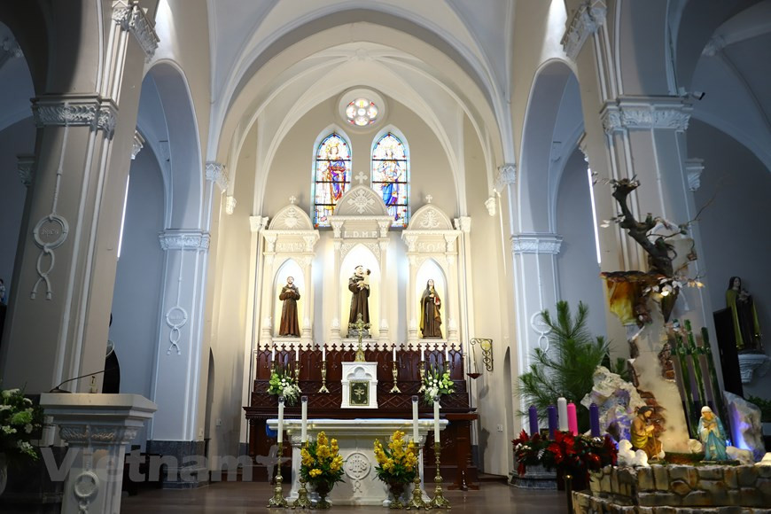教堂里面是圣堂，是圣诞节大典举办地，被装潢得十分绚丽，但仍维持其庄严和神圣的氛围。圣诞节来临也是河内教堂装扮得光彩夺目的时候。这不仅是神圣的宗教场所，也是游客年底的参观景点和探索之地。现在走在首都河内的多条街道上，我们可以深深感受到浓郁的生诞节气氛。图自Vietnam+
