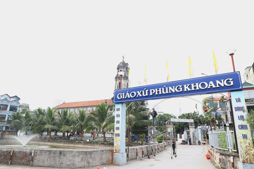 河内教堂建筑一向受到淮南大爷的关注和喜爱。除了北门教堂外，他还经常到咸龙教堂。这是罗马天主教越南河内总教区的教堂，是为河内教民举办信仰活动的地方，也是咸龙教区的主教堂。该工程由河内常信县下回村的建筑师设计。教堂于1934年12月完工，高17米。咸龙教堂的两个正面对着咸龙街和吴时任街，被视为河内最美的教堂之一。图自Vietnam+