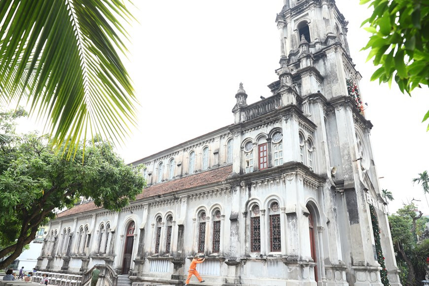 冯框教堂是河内市拥有悠久历史的教堂之一，该教堂正为2021年圣诞节做出积极的准备。距河内大教堂约10公里的冯框教堂虽然接待教民和游客不多，但该教堂仍盛装迎接圣诞。每逢圣诞节，河内每座教堂都吸引数万名游客参观。家住河内还剑郡的梅英与老同学一起到泰河教堂游览。图自Vietnam+