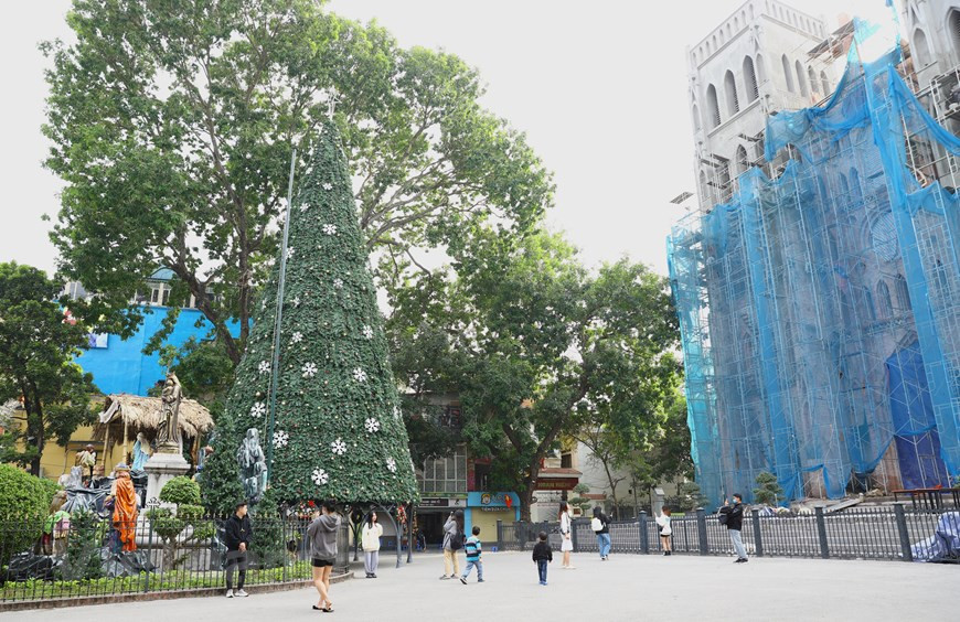 河内大教堂外观呈现青苔色，给人一种古老肃穆的感觉。经过正门，室内装饰却豪华精美，依然保留着当初的原貌和壮观。教堂里两侧墙镶嵌着彩色玻璃画。教堂有四口小钟和一口大钟，前面挂着大钟表。礼拜堂内部是整齐排列的30列棕色长木椅。平日分两次举行礼拜，星期日分7次举行礼拜。图自Vietnam+