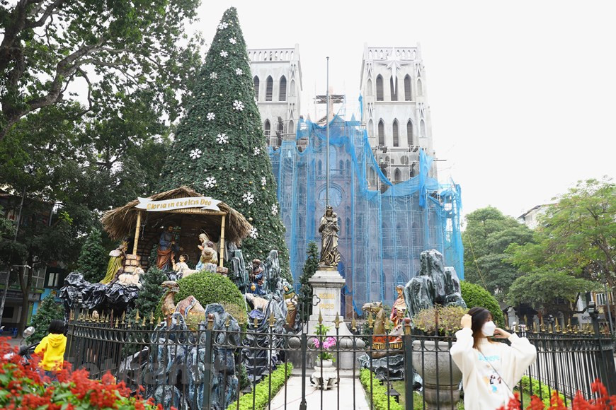 河内大教堂是河内最古老的教堂，是河内市具有代表性的法式建筑。建于1886年，属新哥德风格，由两位彩券商所赞助兴建。每逢圣诞节来临之际，河内大教堂被装潢得非常绚丽。在由多个国内外报刊选出的河内七大教堂名单中，河内大教堂一向排名首位。图自Vietnam+