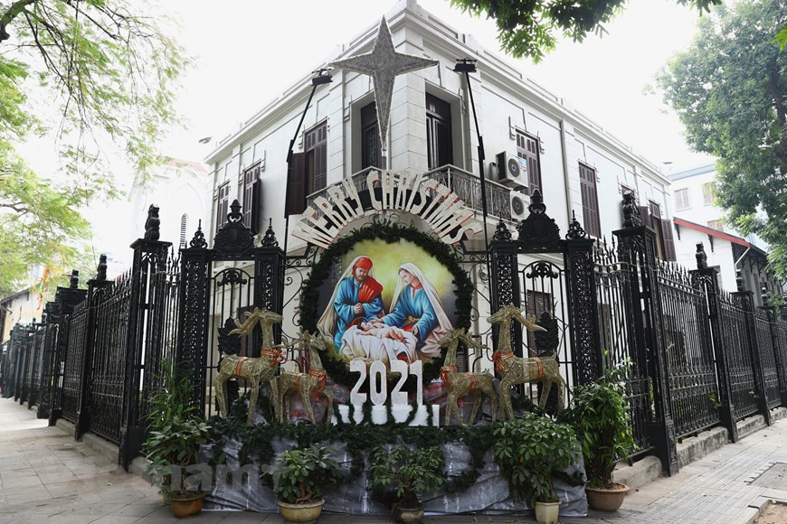 圣诞节是天主教教徒年内的最重要节日，圣诞节临近，越南全国各地，特别是大城市大街小巷到处都是浓浓的圣诞节日气氛。圣诞树、圣诞老人和圣诞礼物给人们带来了快乐。河内市各教堂圣诞节准备工作已经开始，大家都认真工作，为营造出浓郁的圣诞节气氛做好准备。图自Vietnam+