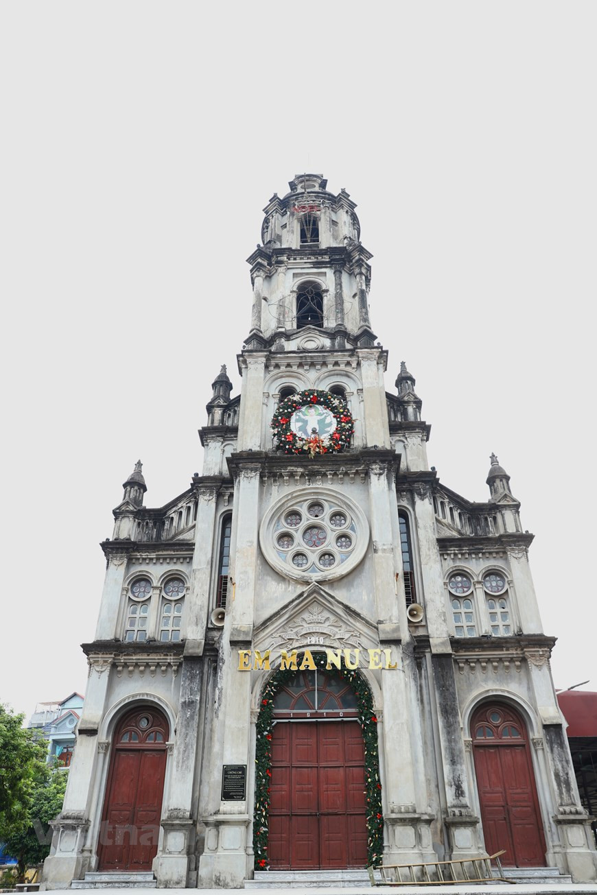 冯框教堂是河内市拥有悠久历史的教堂之一，该教堂正为2021年圣诞节做出积极的准备。距河内大教堂约10公里的冯框教堂虽然接待教民和游客不多，但该教堂仍盛装迎接圣诞。每逢圣诞节，河内每座教堂都吸引数万名游客参观。家住河内还剑郡的梅英与老同学一起到泰河教堂游览。图自Vietnam+