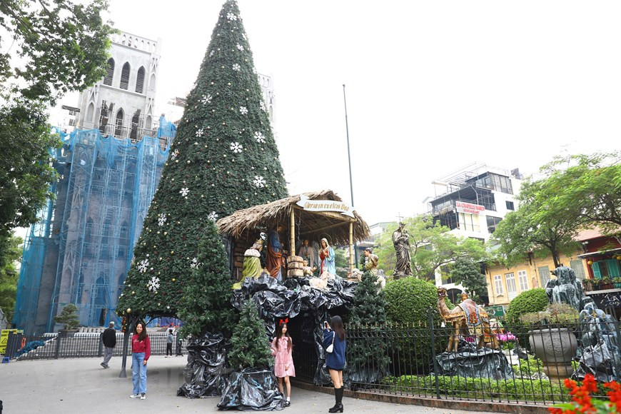 在由多个国内外报刊选出的河内七大教堂名单中，河内大教堂一向排名首位。因这是首都河内最古老的信仰工程之一，至今仍保留一时作为河内象征的古老典雅、别具一格的建筑风格。经过起落沉浮的历史变故，河内大教堂被视为首都河内面貌焕然一新“穿越三个世纪”的见证人。至今，这里不仅是河内市和周边地区的天主教中心，还是国内外游客前来参观千年文献升龙-河内不可错过的落脚点。图自Vietnam+