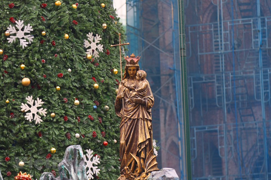 河内大教堂前面正在进行维修中，但设在教堂花园前的圣母像仍将保留原状。在由多个国内外报刊选出的河内七大教堂名单中，河内大教堂一向排名首位。因这是首都河内最古老的信仰工程之一，至今仍保留一时作为河内象征的古老典雅、别具一格的建筑风格。图自Vietnam+