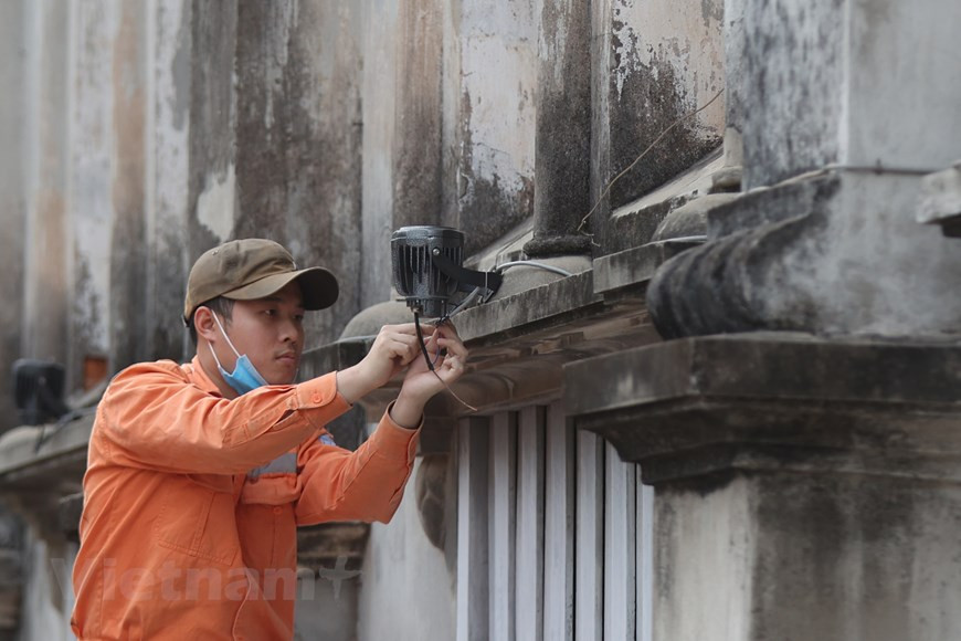 走在河内市大街上，到处都能看到各种各样的小鹿、雪人、企鹅等富有圣诞特色，河内市大街小巷、购物中心和高楼大厦都是五彩缤纷的霓虹灯。每年十二月，越南大街小巷就会热闹起来，从古街的小店到大型购物中心都纷纷挂起彩灯，支起圣诞树，准备圣诞礼物，迎接节日的到来。图自Vietnam+