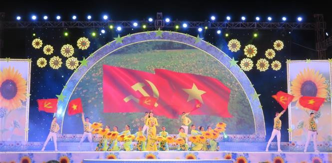 芹苴省举行2020年迎新年文艺晚会。图自越通社