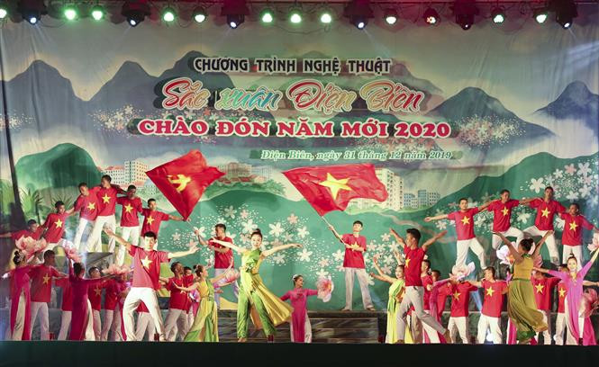  奠边省举行迎接2020新年文艺晚会。图自越通社